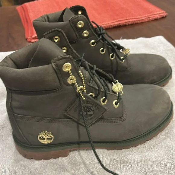 Timberland Green Boots with Gold Details - Picture 2 of 9